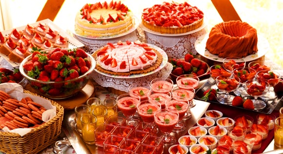 <新宿発・西船橋駅発> たっぷり2時間滞在!あしかがフラワーパークのイルミネーション と 栃木人気ブランドいちご狩り「とちあいか&スカイベリー」食べ比べ そして、20種類のスイーツビュッフェで優雅なティータイム♪1